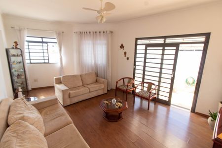 Casa à venda com 138m², 4 quartos e 4 vagas Casa à venda com 138m², 4 quartos e 4 vagasSALA DE ESTAR