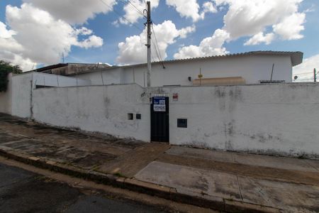 Casa à venda com 138m², 4 quartos e 4 vagas Casa à venda com 138m², 4 quartos e 4 vagasFACHADA