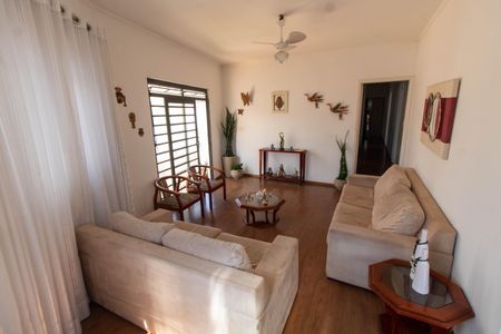 Casa à venda com 138m², 4 quartos e 4 vagas Casa à venda com 138m², 4 quartos e 4 vagasSALA DE ESTAR