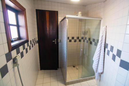 Casa de condomínio para alugar com 200m², 5 quartos e 2 vagas Casa de condomínio para alugar com 200m², 5 quartos e 2 vagasBanheiro da Suíte 1