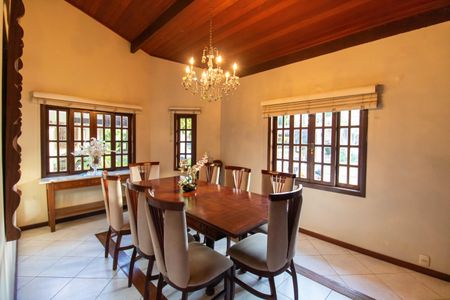 Sala de casa de condomínio para alugar com 5 quartos, 200m² em Pendotiba, Niterói