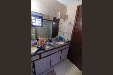 Casa de condomínio para alugar com 200m², 5 quartos e 2 vagas Casa de condomínio para alugar com 200m², 5 quartos e 2 vagasBanheiro das Suítes 2 e 3