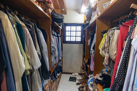 Casa de condomínio para alugar com 200m², 5 quartos e 2 vagas Casa de condomínio para alugar com 200m², 5 quartos e 2 vagasCloset da suíte 4