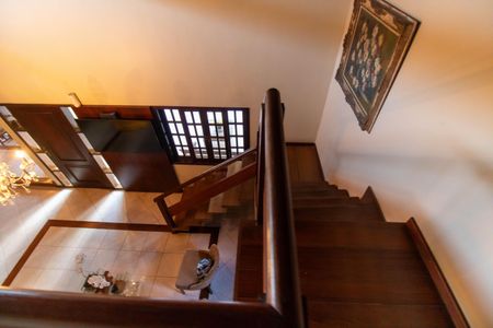 Casa de condomínio para alugar com 200m², 5 quartos e 2 vagas Casa de condomínio para alugar com 200m², 5 quartos e 2 vagasEscada