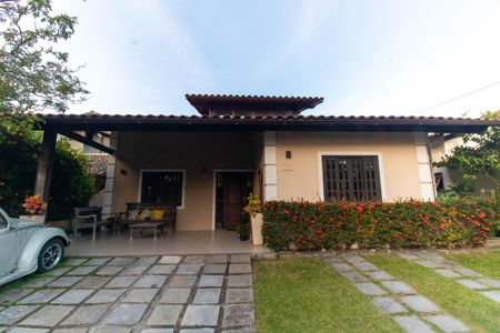 Casa de condomínio para alugar com 200m², 5 quartos e 2 vagas Casa de condomínio para alugar com 200m², 5 quartos e 2 vagasFachada