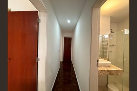 Sala - corredor de acesso aos cômodos de apartamento para alugar com 2 quartos, 87m² em Copacabana, Rio de Janeiro