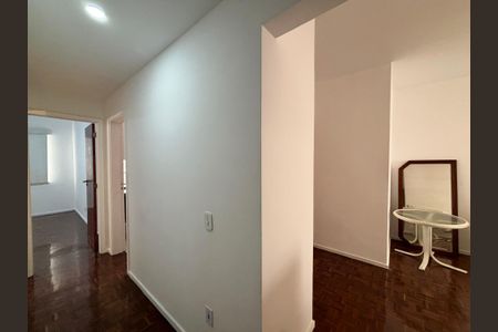 Sala - corredor de acesso aos cômodos de apartamento para alugar com 2 quartos, 87m² em Copacabana, Rio de Janeiro