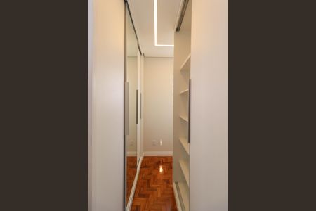 Apartamento à venda com 103m², 2 quartos e 1 vaga Apartamento à venda com 103m², 2 quartos e 1 vagaCloset da suíte 1