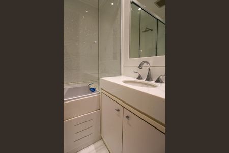 Apartamento para alugar com 216m², 3 quartos e 3 vagasBanheiro 