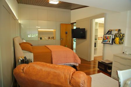 Casa à venda com 460m², 6 quartos e 4 vagasSuíte 1 ( master) 