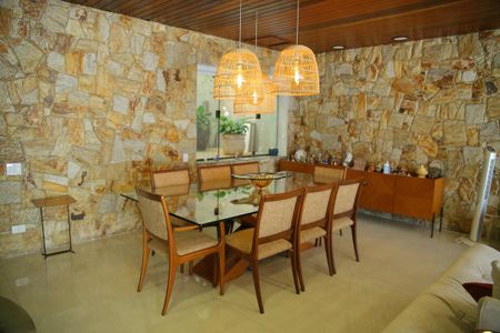 Casa à venda com 460m², 6 quartos e 4 vagasSala