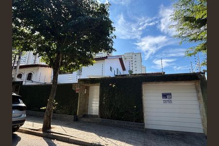 Casa à venda com 460m², 6 quartos e 4 vagasFachada