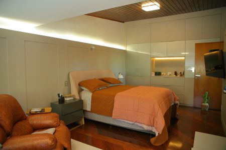 Casa à venda com 460m², 6 quartos e 4 vagasSuíte 1 ( master) 