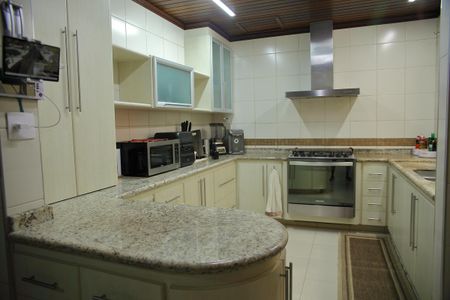 Casa à venda com 460m², 6 quartos e 4 vagasCozinha 