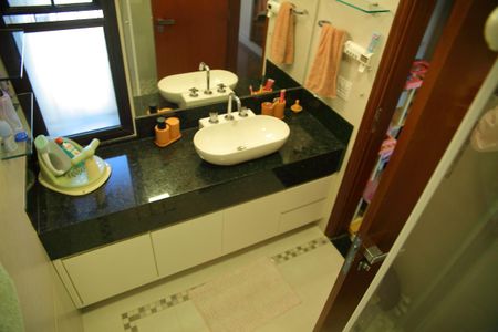 Casa à venda com 460m², 6 quartos e 4 vagasBanheiro Suíte 2 