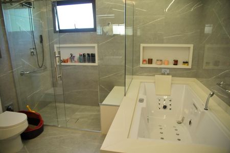 Casa à venda com 460m², 6 quartos e 4 vagasBanheiro  Suíte 1 ( master) 