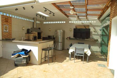 Casa à venda com 460m², 6 quartos e 4 vagasÁrea de convivência /Churrasco 