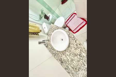 Casa de condomínio à venda com 128m², 3 quartos e 2 vagasBanheiro