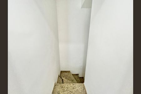 Casa de condomínio à venda com 128m², 3 quartos e 2 vagasEscada