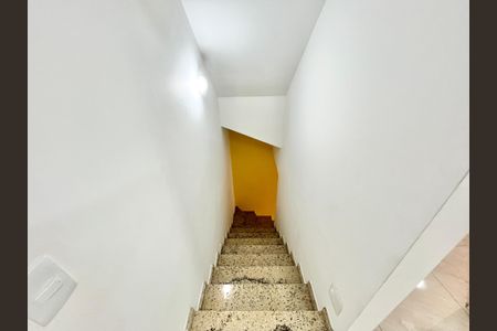 Casa de condomínio à venda com 128m², 3 quartos e 2 vagasEscada