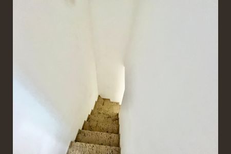 Casa de condomínio à venda com 128m², 3 quartos e 2 vagasEscada