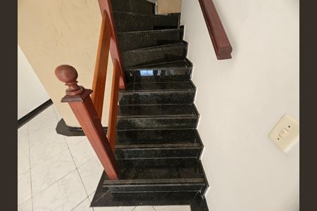 Casa à venda com 125m², 3 quartos e 2 vagasEscada