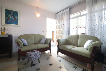 Casa à venda com 107m², 3 quartos e 2 vagasSala
