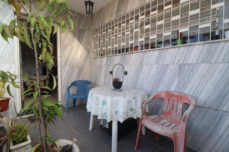 Casa à venda com 107m², 3 quartos e 2 vagasVaranda