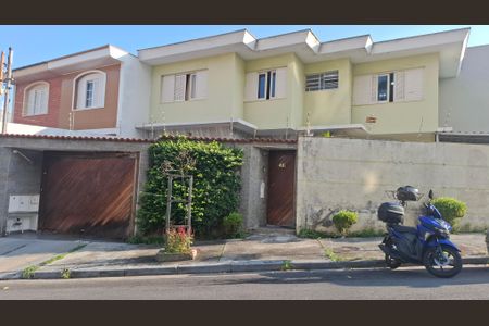 Casa à venda com 107m², 3 quartos e 2 vagasFachada