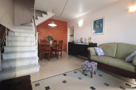 Casa à venda com 107m², 3 quartos e 2 vagasSala