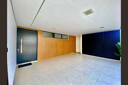 Casa à venda com 283m², 3 quartos e 4 vagas