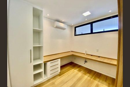 Casa à venda com 283m², 3 quartos e 4 vagas