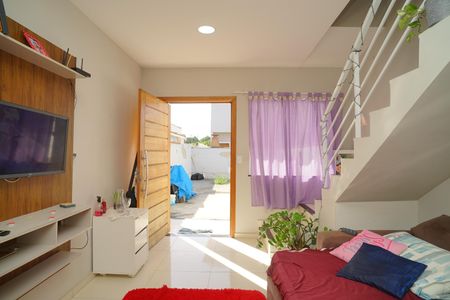 Sala de casa de condomínio para alugar com 2 quartos, 300m² em Jardim Atlântico Leste, Maricá