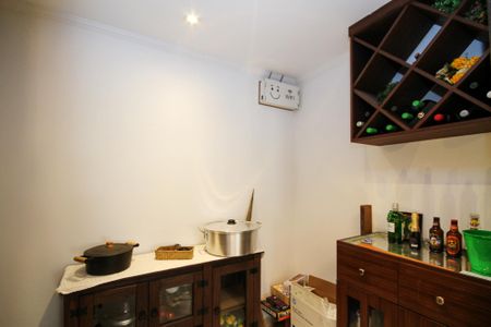 Casa de condomínio para alugar com 250m², 6 quartos e 4 vagasAdega