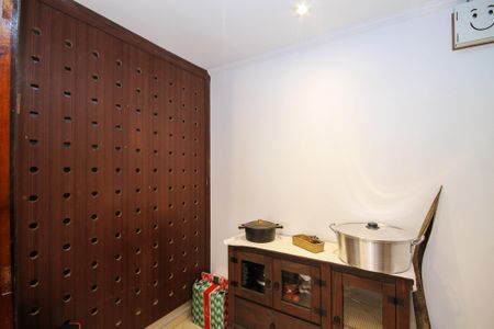 Casa de condomínio para alugar com 250m², 6 quartos e 4 vagasAdega