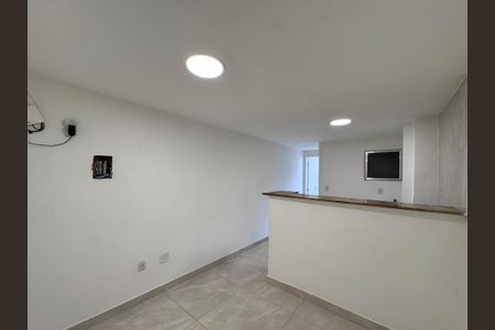 Sala de apartamento para alugar com 1 quarto, 25m² em Recreio dos Bandeirantes, Rio de Janeiro