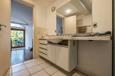 Casa para alugar com 430m², 6 quartos e 2 vagasCasa 1 - Banheiro Social