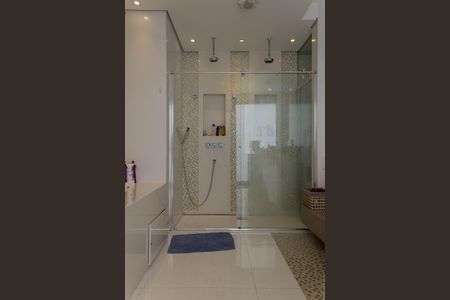 Apartamento à venda com 580m², 4 quartos e 6 vagas Apartamento à venda com 580m², 4 quartos e 6 vagasBanheiro da Suíte 1