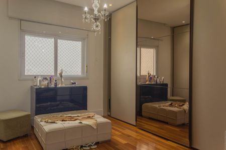 Apartamento à venda com 580m², 4 quartos e 6 vagas Apartamento à venda com 580m², 4 quartos e 6 vagasCloset da Suíte 1