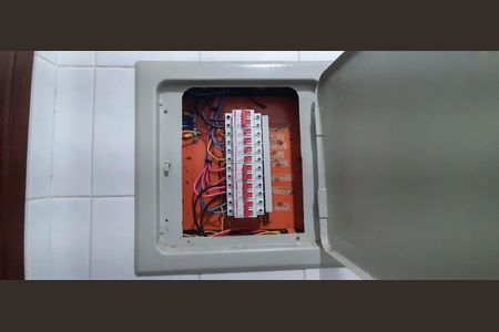 Casa à venda com 220m², 2 quartos e 2 vagasQuadro de Luz