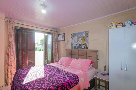Casa à venda com 275m², 5 quartos e 2 vagas Casa à venda com 275m², 5 quartos e 2 vagasSuíte/Casa dos fundos