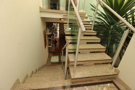 Casa à venda com 175m², 3 quartos e 2 vagasEscada