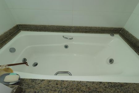 Casa à venda com 175m², 3 quartos e 2 vagasBanheiro da Suíte 3 - Banheira
