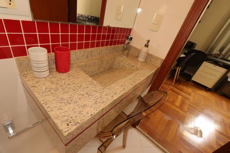Casa à venda com 175m², 3 quartos e 2 vagasBanheiro da Suíte 2 - Pia