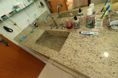 Casa à venda com 175m², 3 quartos e 2 vagasBanheiro da Suíte 1 - Pia