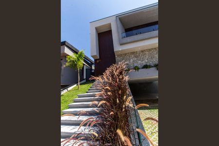 Casa de condomínio à venda com 394m², 5 quartos e 6 vagas Casa de condomínio à venda com 394m², 5 quartos e 6 vagasVista da Rua