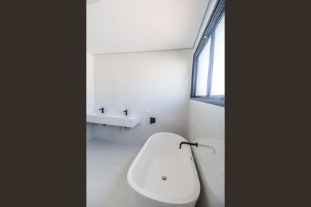Casa de condomínio à venda com 394m², 5 quartos e 6 vagas Casa de condomínio à venda com 394m², 5 quartos e 6 vagasBanheiro da Suíte