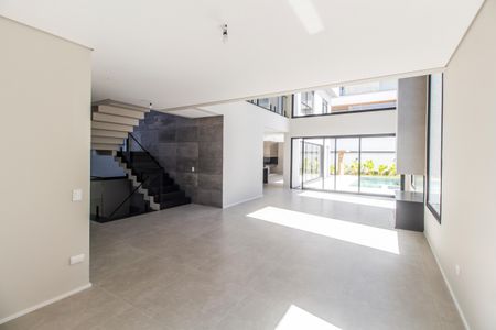 Casa de condomínio à venda com 394m², 5 quartos e 6 vagas Casa de condomínio à venda com 394m², 5 quartos e 6 vagasSala