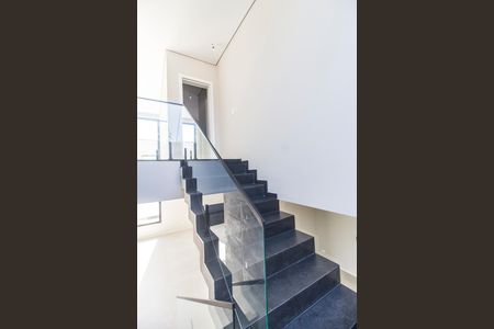 Casa de condomínio à venda com 394m², 5 quartos e 6 vagas Casa de condomínio à venda com 394m², 5 quartos e 6 vagasEscada