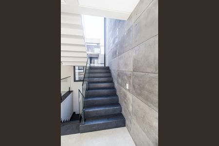Casa de condomínio à venda com 394m², 5 quartos e 6 vagas Casa de condomínio à venda com 394m², 5 quartos e 6 vagasEscada